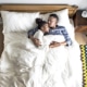 kuschelndes Paar im Bett ohne lästige Besucherritze